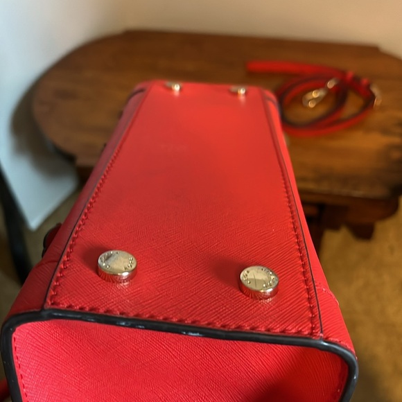 Michael Kors NWOT Rare crossbody handbag red floral motif - Picture 6 of 8